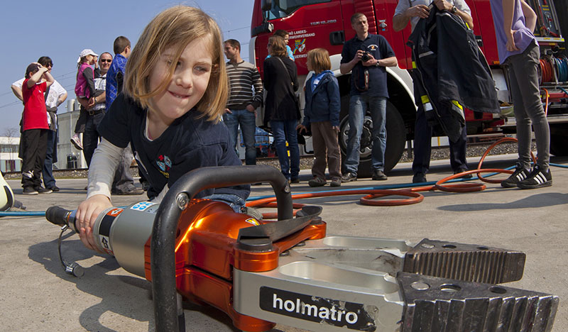 Nina lernt das Hilfeleistungsfahrzeug kennen